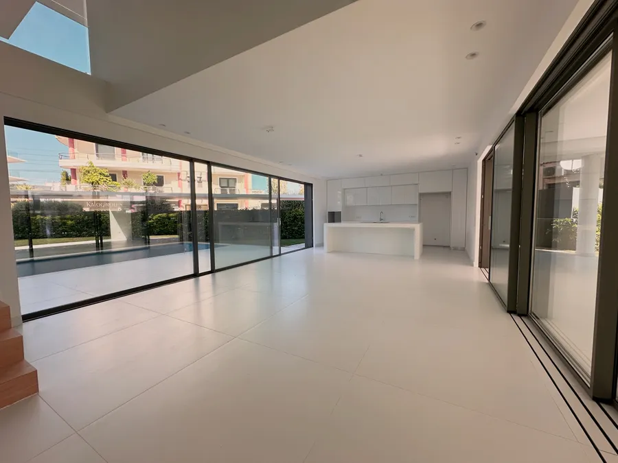 Voula (center) | 310m² GF duplex