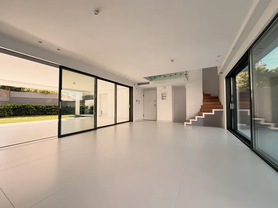 Voula (center) | 310m² GF duplex
