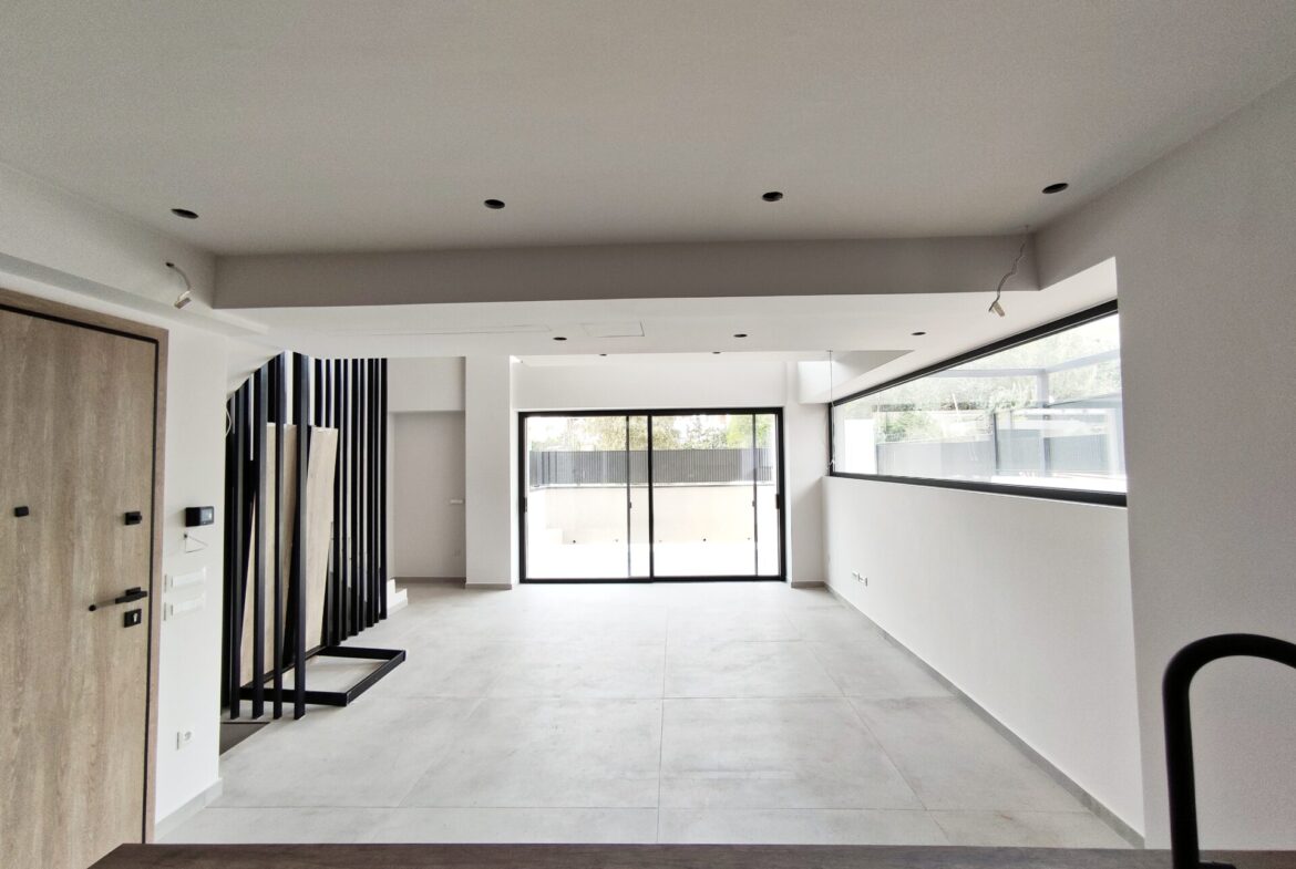 Voula (Asklipieio) Contemporary 3-Level Maisonette (174sqm) – Steps from the Athenian Riviera sea side.