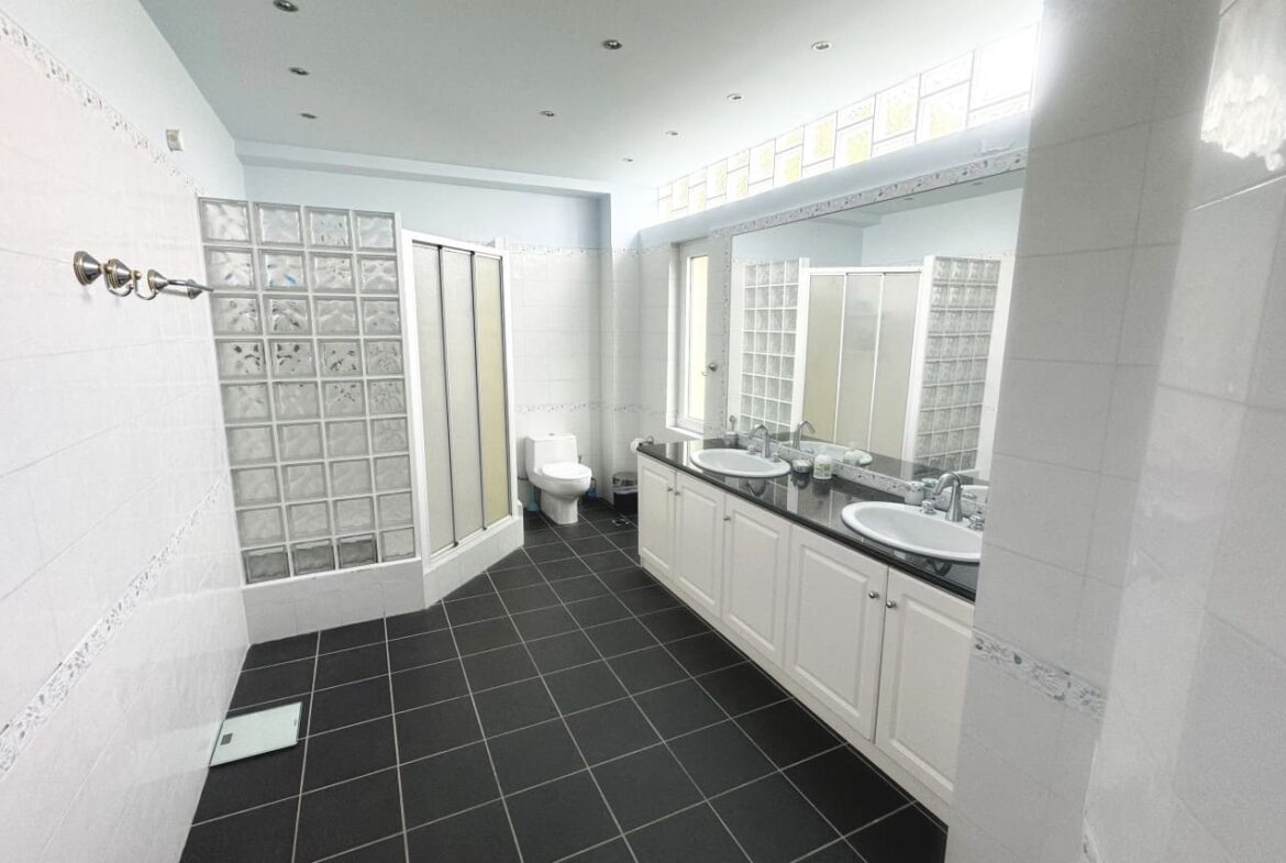 Lagonisi, Two Villas on a land of 4,000m²