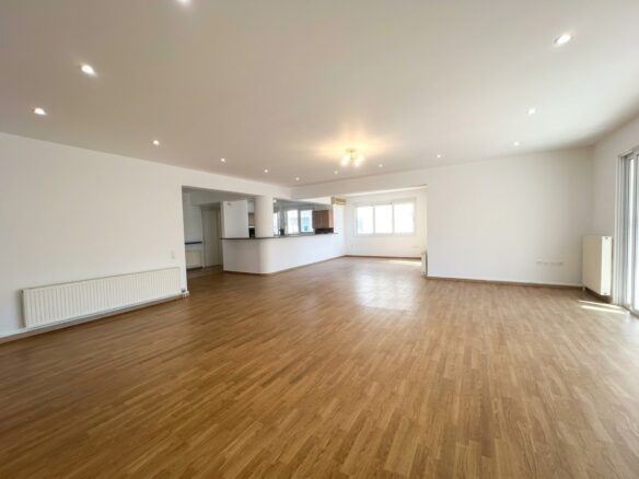 Voula center, elegant, one floor apartment of 170m2